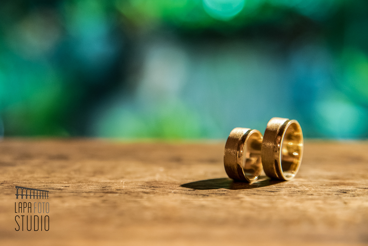 Alianças sobre a madeira com iluminação especial no vale dos sonhos