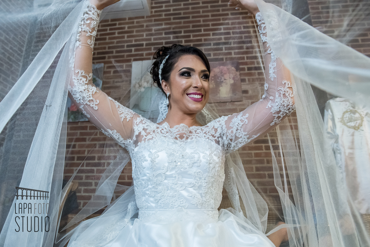 Noiva colocando o véu no making of no Espaço Jardins do Vale dos Sonhos