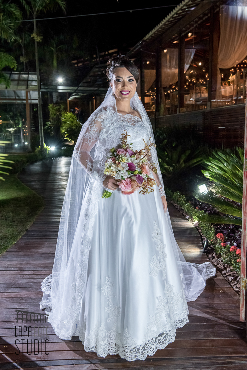 Noiva pronta fotografando no jardim do espaço jardins do Vale dos Sonhos