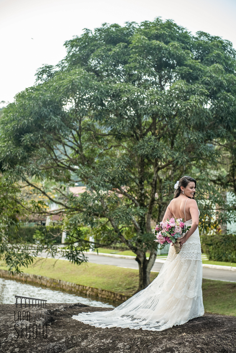 Noiva pronta segurando o buquê nas costas em mangaratiba