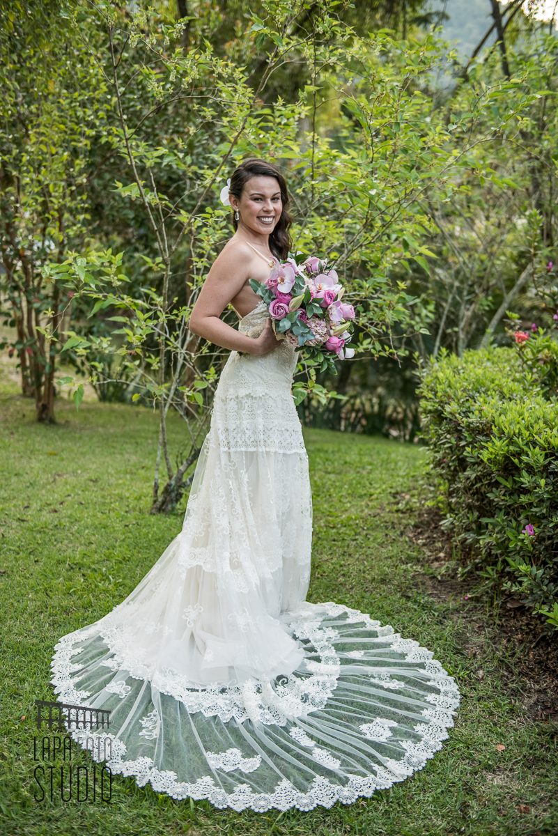 Noiva sorrindo pronta para casar no sitio boi bom em mangaratiba