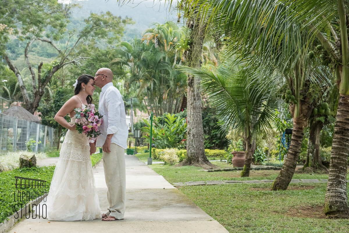 Pai beija a testa da noiva antes da entrada no casamento em mangaratiba