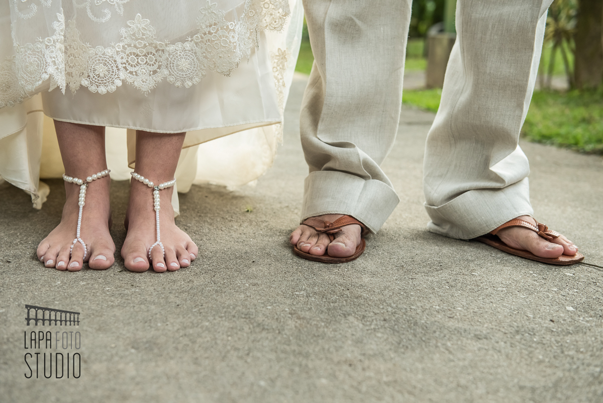 Pés da noiva e do seu pai antes da entrada para casamento na praia