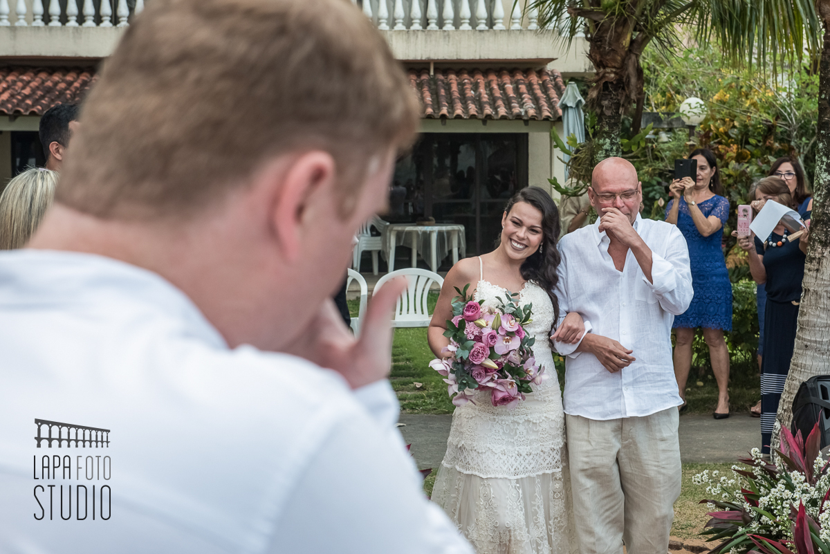 Perspectiva do noivo durante a entrada da noiva para casamento na praia de mangaratiba