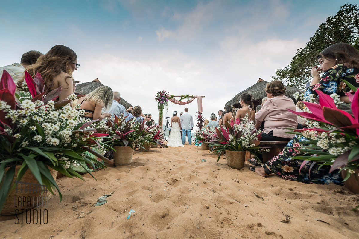 Panorâmica da cerimônia de casamento na praia de mangaratiba