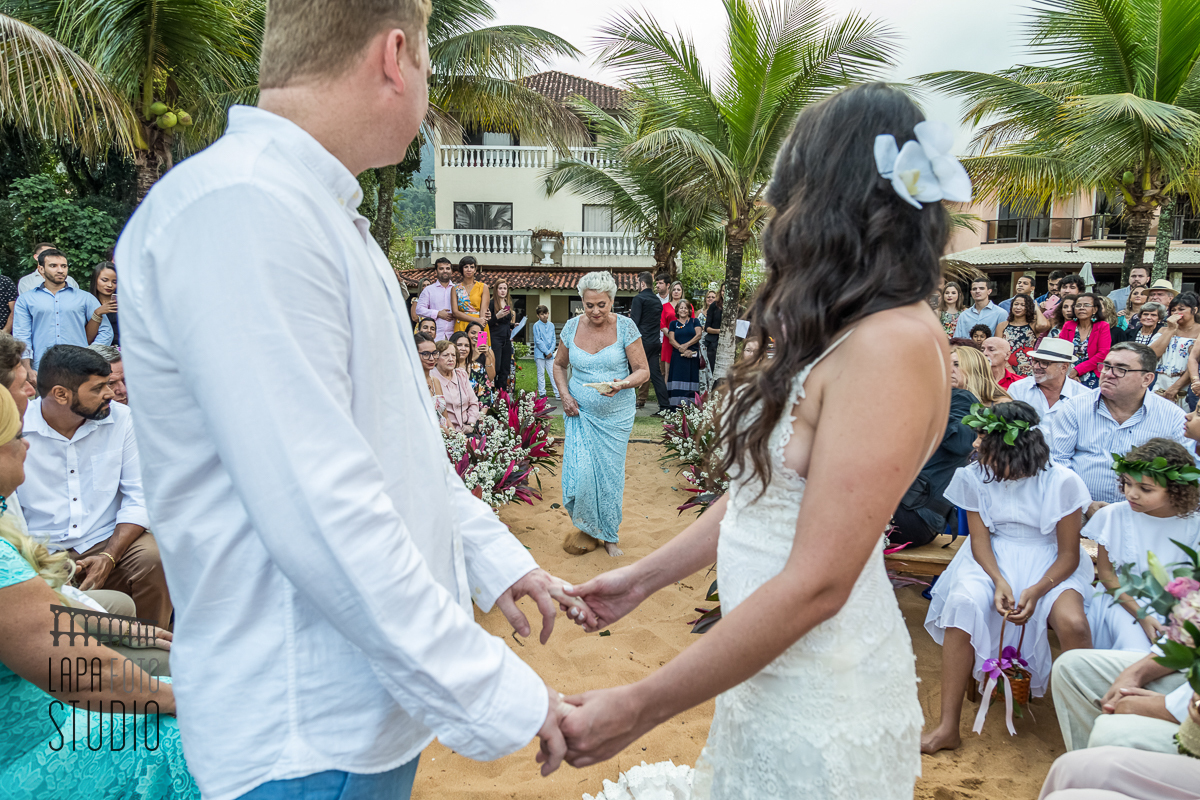 Vovó traz as alianças durante casamento na praia de Mangaratiba