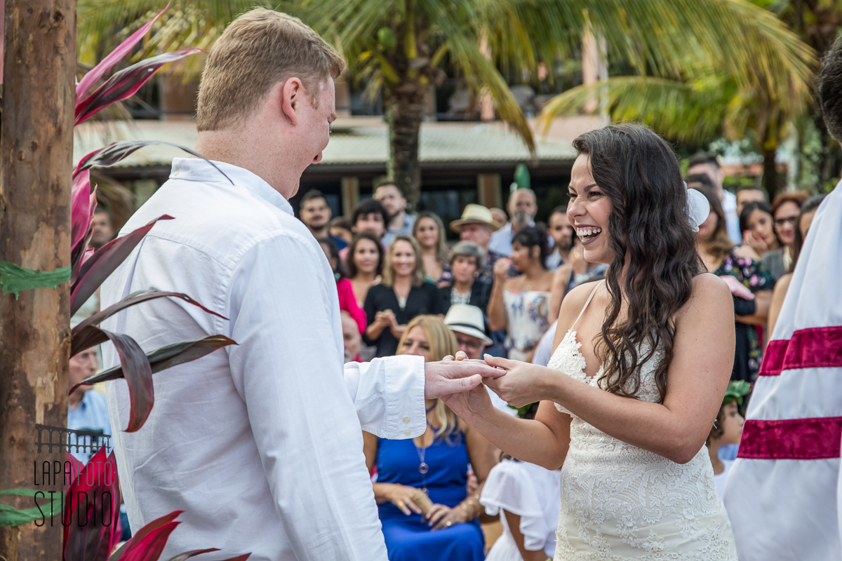 Noiva sorri para o noivo durante troca de alianças no casamento em Mangaratiba