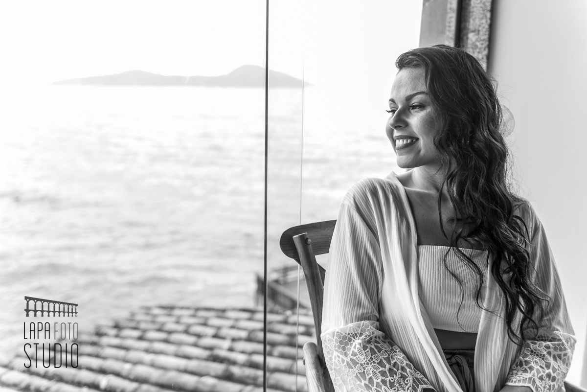 Foto em preto e brando do making of da noiva em Mangaratiba