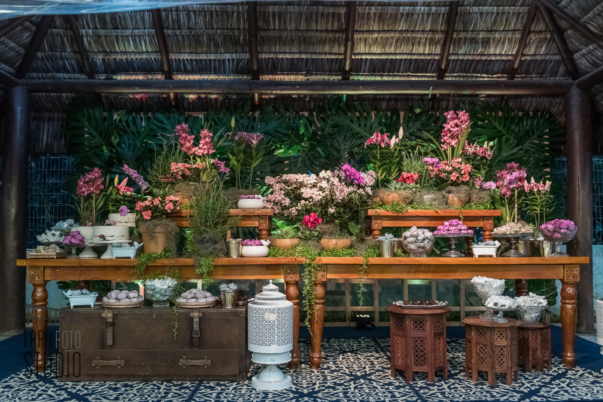 Mesa do bolo decorada por Patricia Beltrame em Mangaratiba