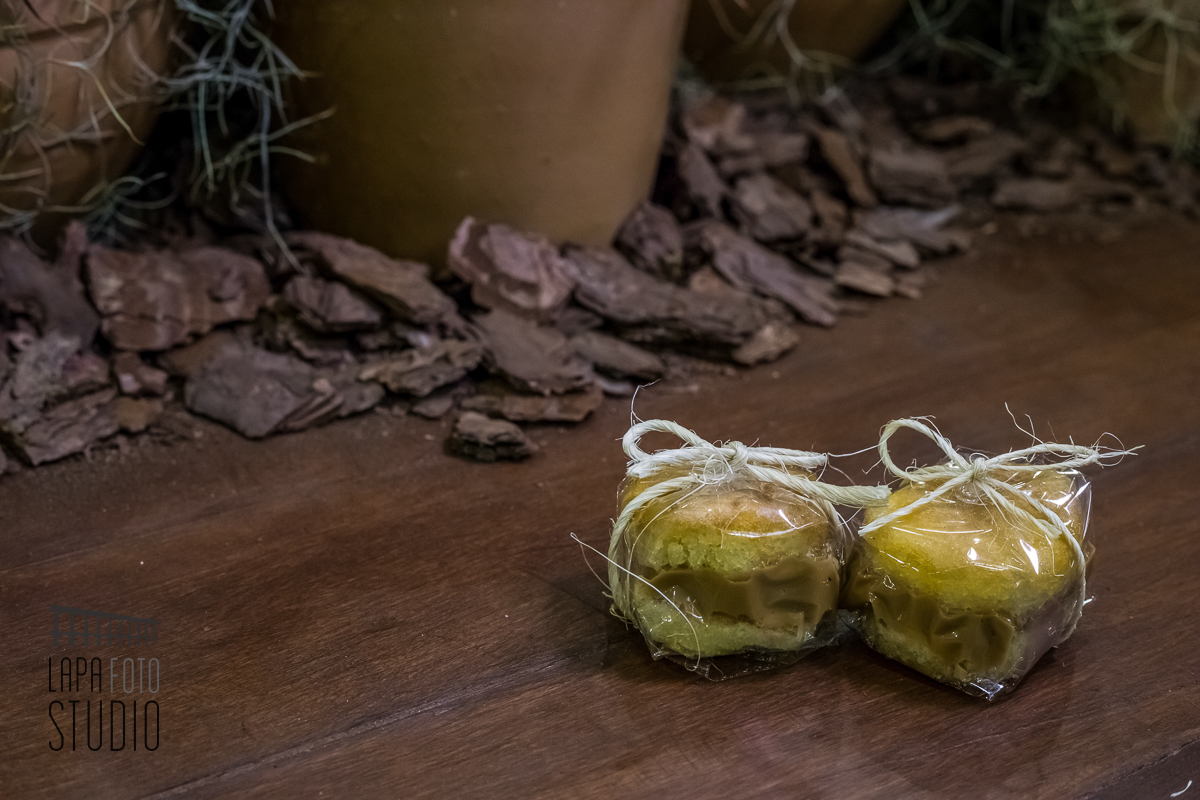 Dois bem casados da Dessa sobre uma mesa de madeira em Mangaratiba