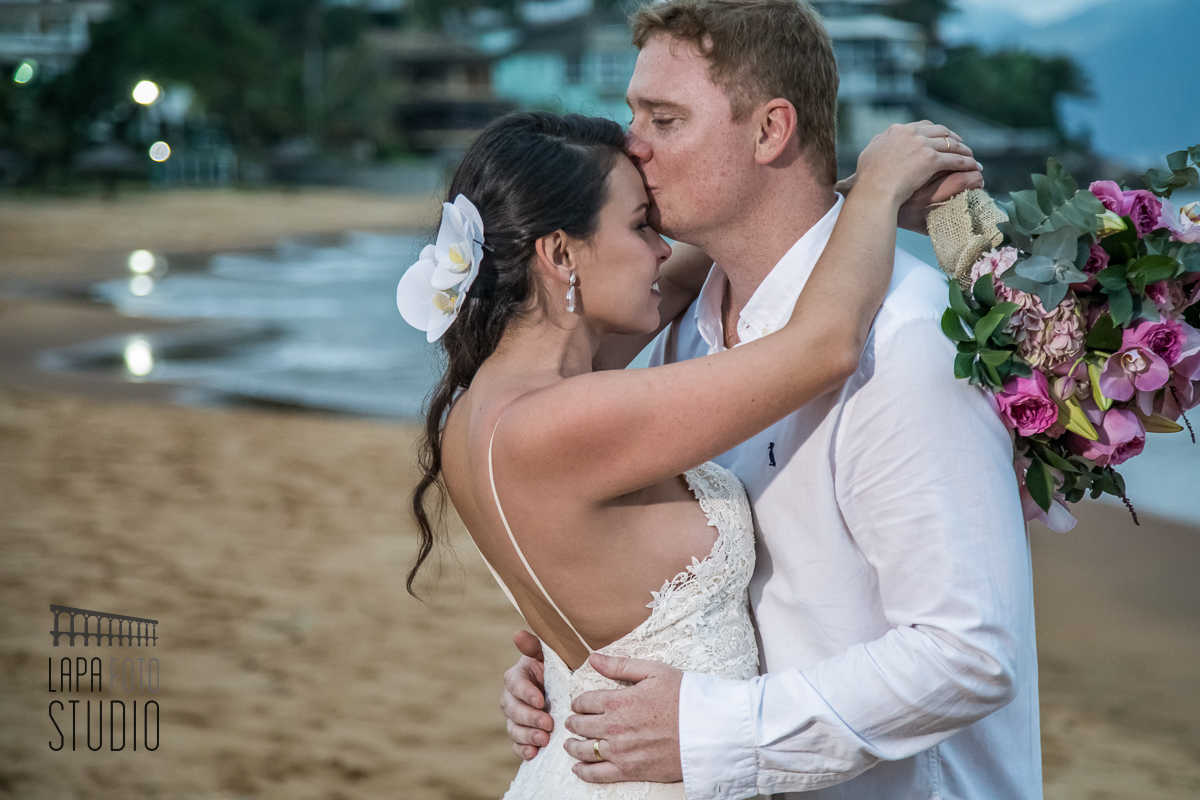 Noiva beija a testa da noiva durante ensaio do casal pós cerimônia de casamento