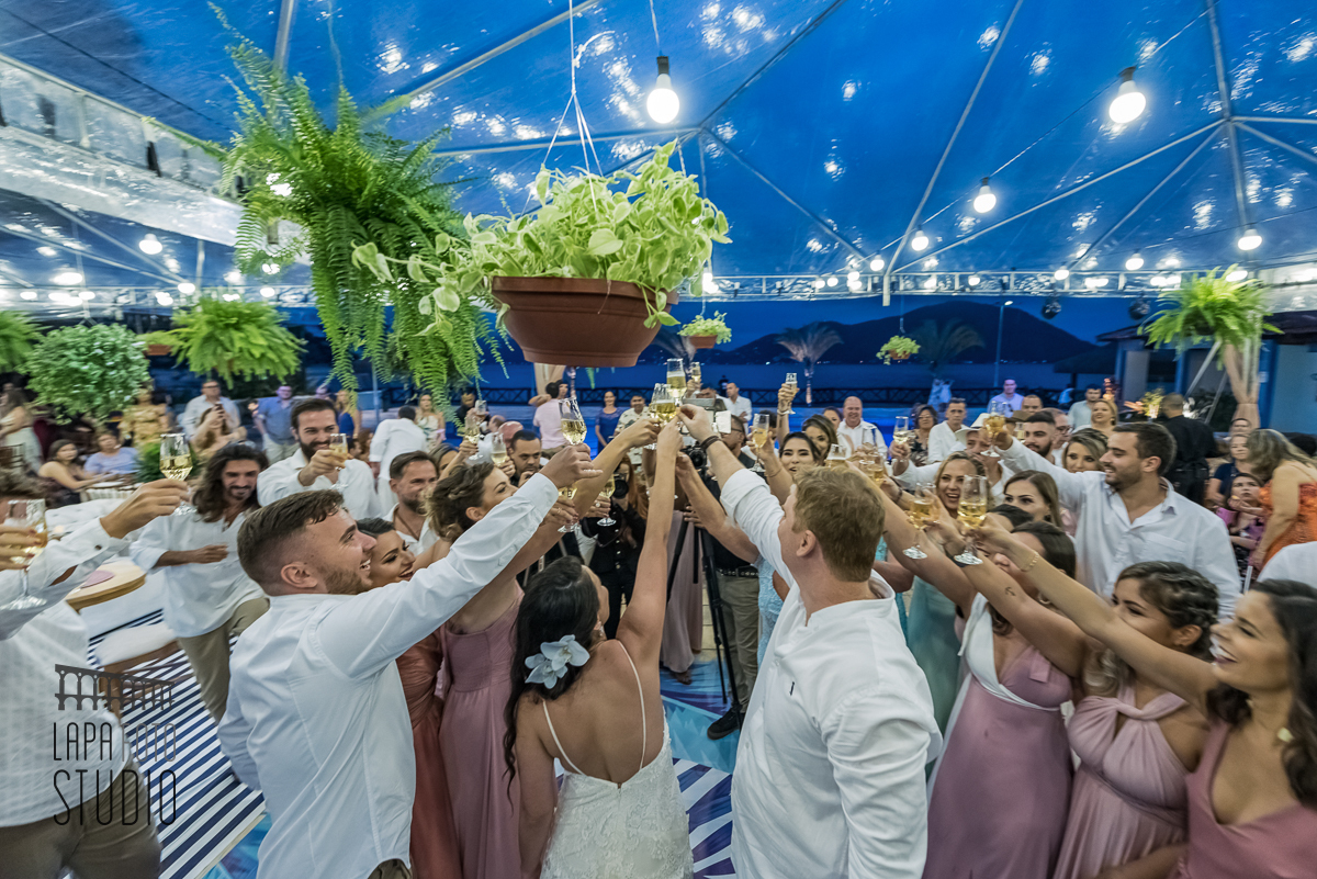 Brinde do casal com os padrinhos e madrinha na pista de dança em Mangaratiba