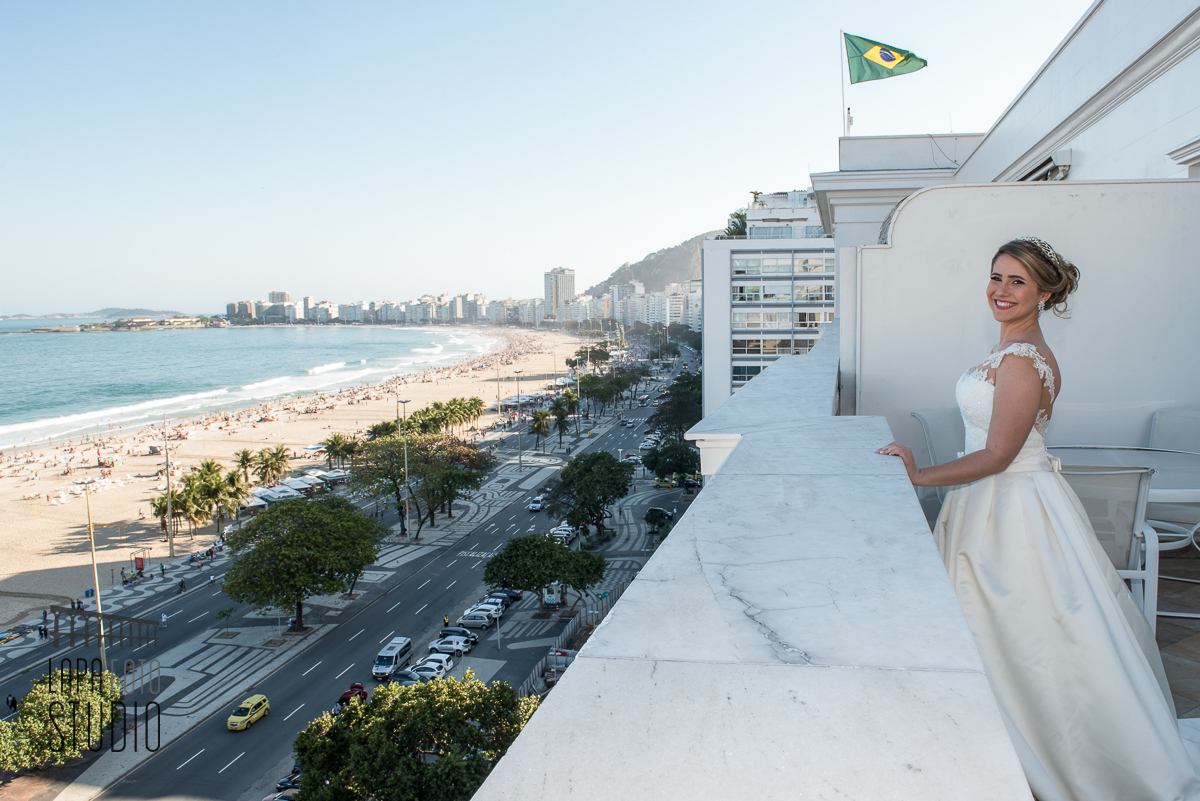 Noiva na sacada do Copacabana Palace pronta para casar