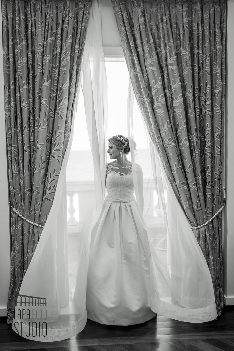 Foto em preto e branco da noiva pronta na janela do Copacabana Palace