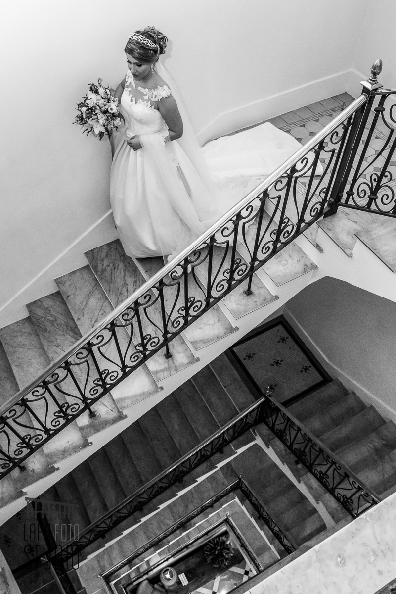Foto em preto e branco da noiva descendo as escadas do Copacabana Palace