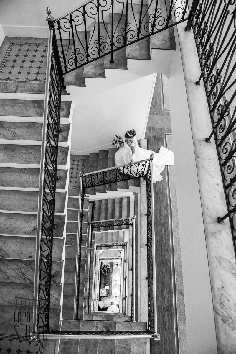 Foto em preto e branco da noiva nas escadarias do Copacabana palace