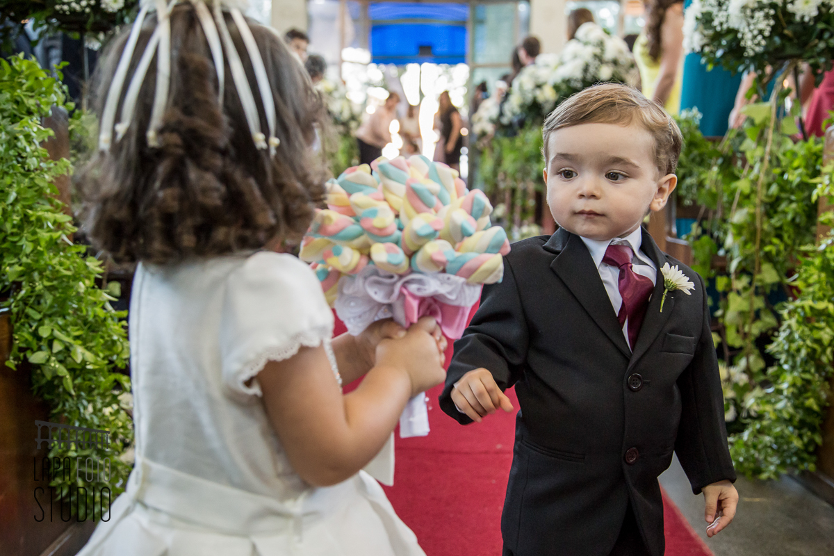 Crianças se divertem com buquê de marshmallow antes da cerimônia de casamento