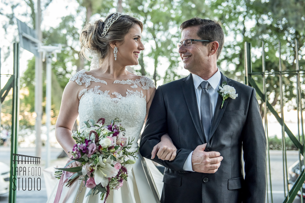 Troca de olhares entre noiva e seu pai antes da entrada para cerimônia de casamento na Lagoa
