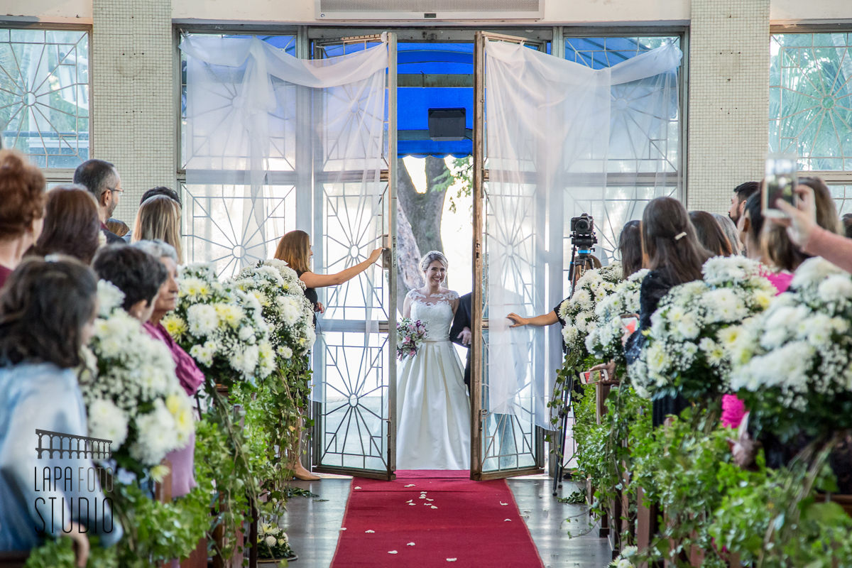 Portas da Igreja de São José da Lagoa abrindo para entrada da noiva na cerimônia de casamento