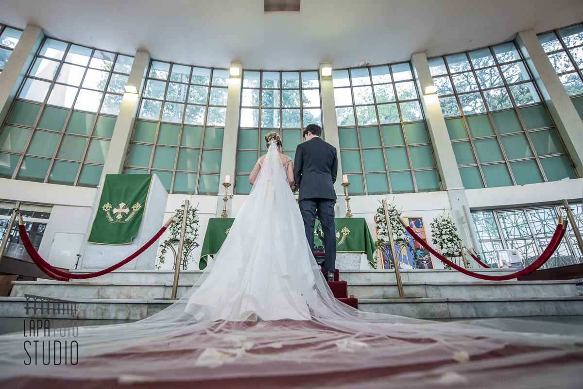 Panorâmica da cerimônia de casamento na igreja de São José da Lagoa com véu em primeiro plano