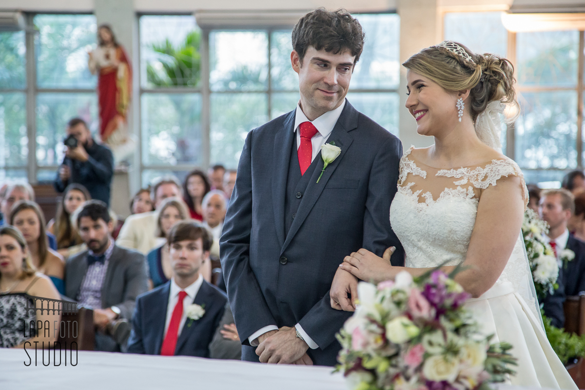 Noivos trocam olhares e sorrisos durante cerimônia de casamento na Lagoa