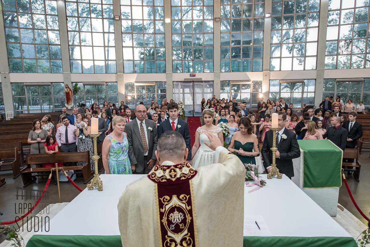 Panorâmica por trás do padre durante cerimônia de casamento na Igreja de São José da Lagoa