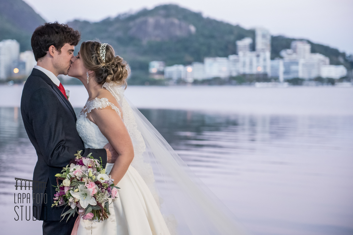 Beijos dos noivos na beirada da Lagoa Rodrigo de Freitas logo após casamento