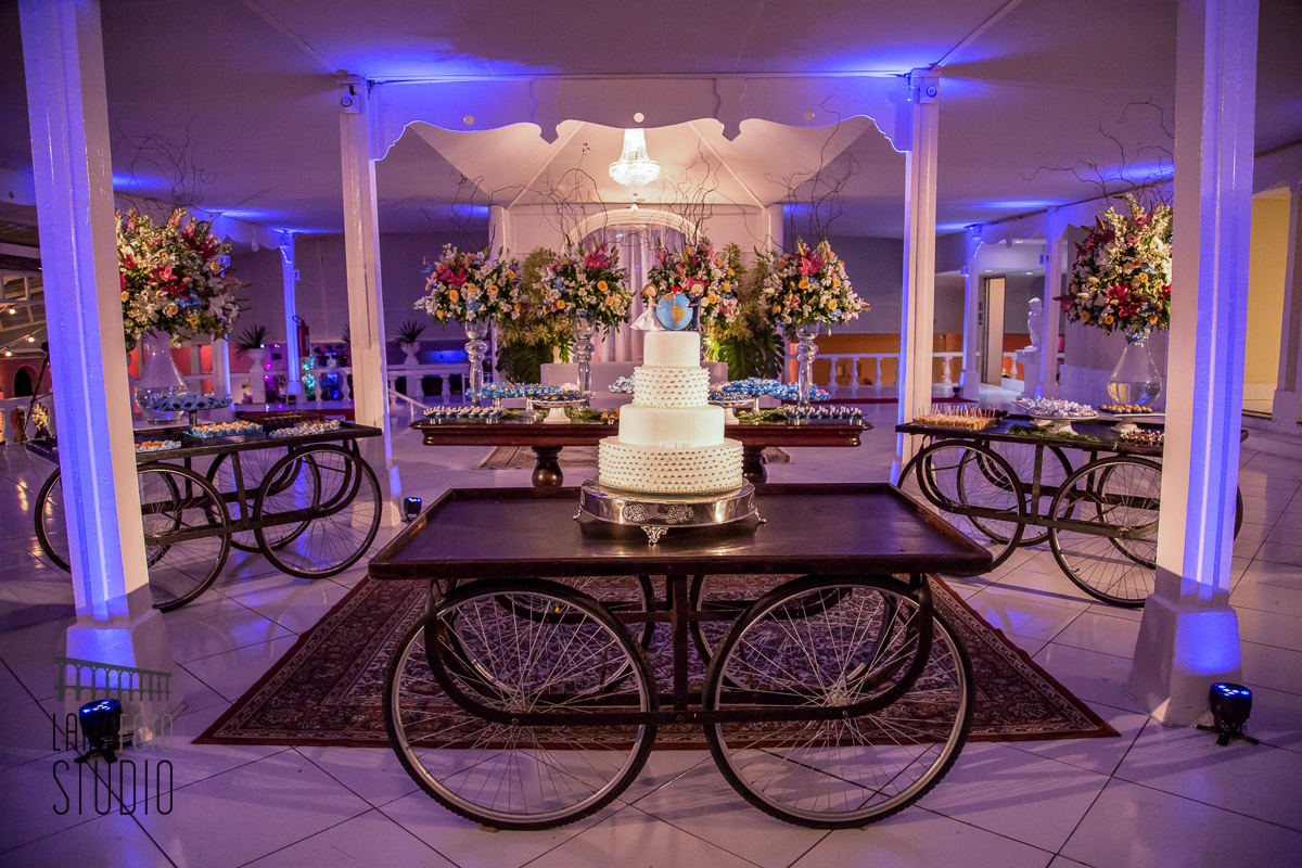 Mesa do bolo decorada na Mansão Rosa, no alto da boa vista