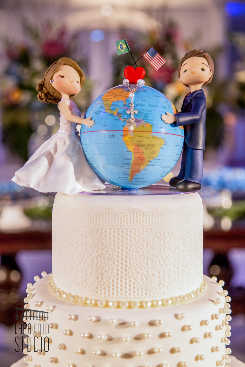 Detalhe do bolo com noiva brasileira e noivo americano na Mansão Rosa