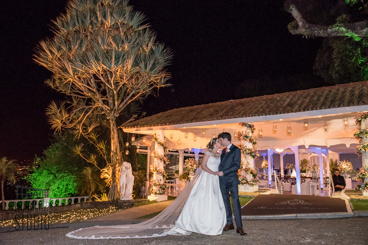 Beijos dos noivos no dia do casamento na frente da Mansão Rosa, no alto da boa vista