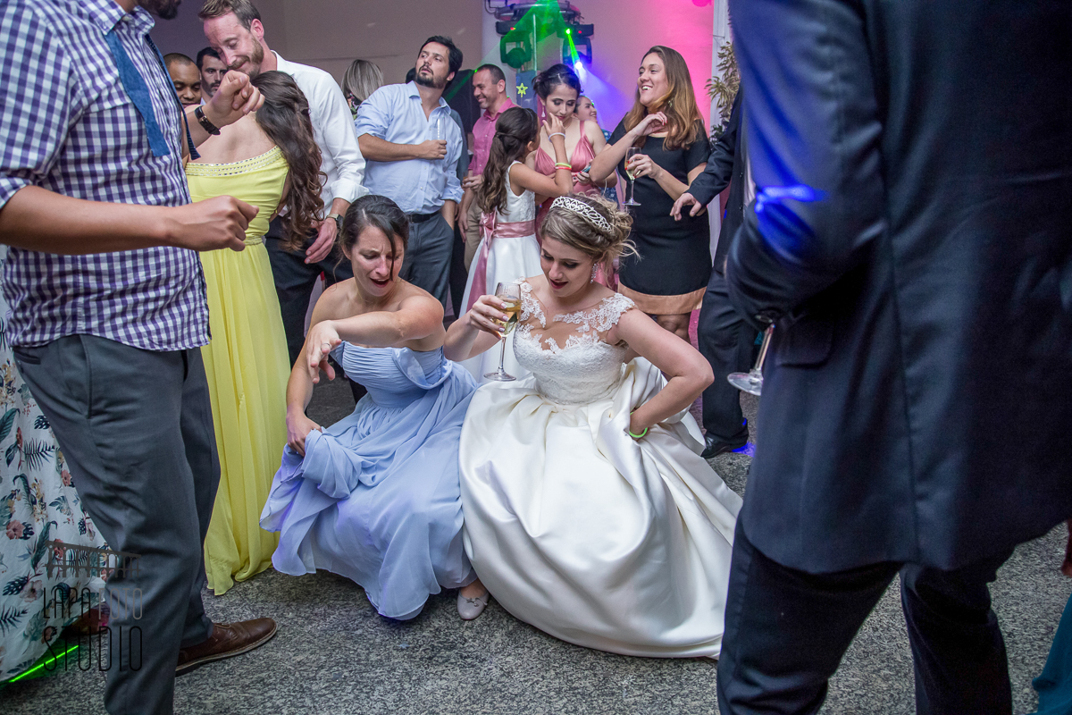 Noiva desce até o chão na pista da festa de casamento