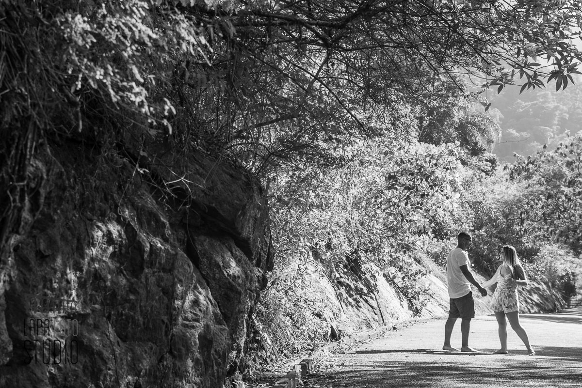 Foto em preto e branco dos noivos caminhando na Pista Claudio Coutinho no dia do pré wedding