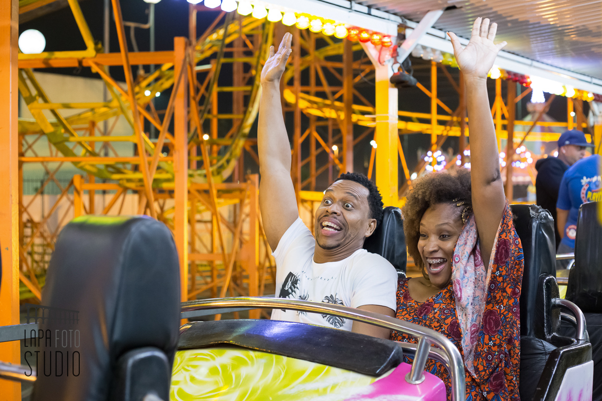 Noivos vão na montanha russa no pré wedding no parque de diversões