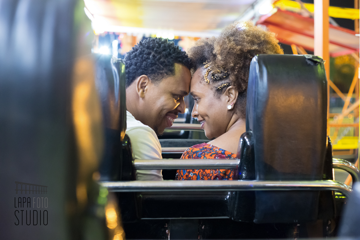 Noivos juntos no carrinho da montanha russa no ensaio pré no parque de diversões