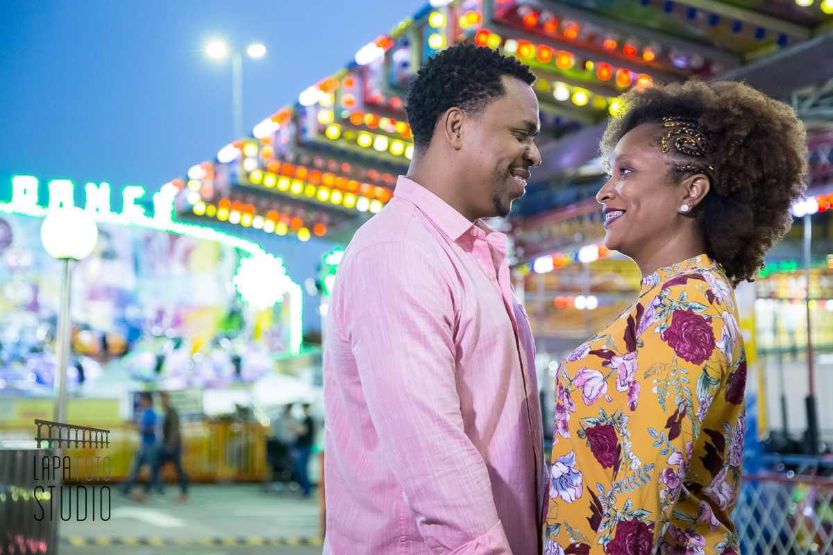 Troca de olhares e sorrisos dos noivos no ensaio no parque