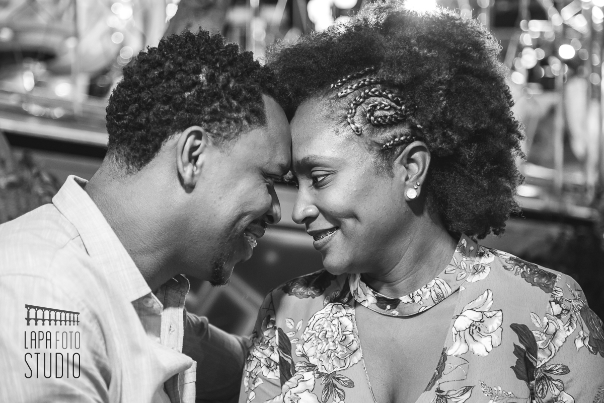 Foto em preto e branco do carinho dos noivos no pré wedding no parque