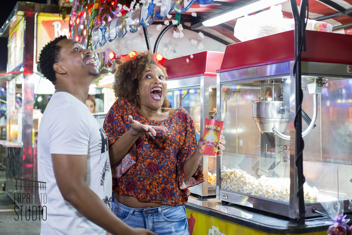 Noiva joga pipoca para o alto no pé wedding no parque de diversões