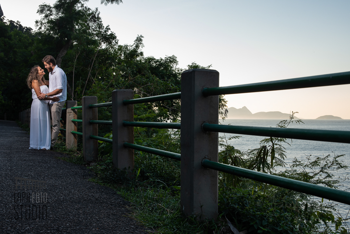 Noivos na pista Claudio Coutinho com mar ao fundo no pré wedding