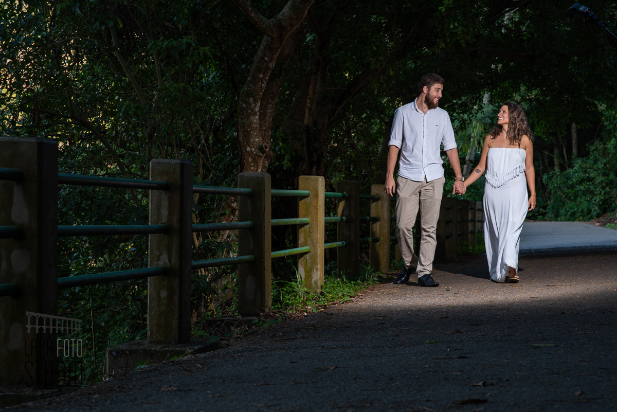 Noivos caminhando na pista Claudio Coutinho no ensaio pré casamento