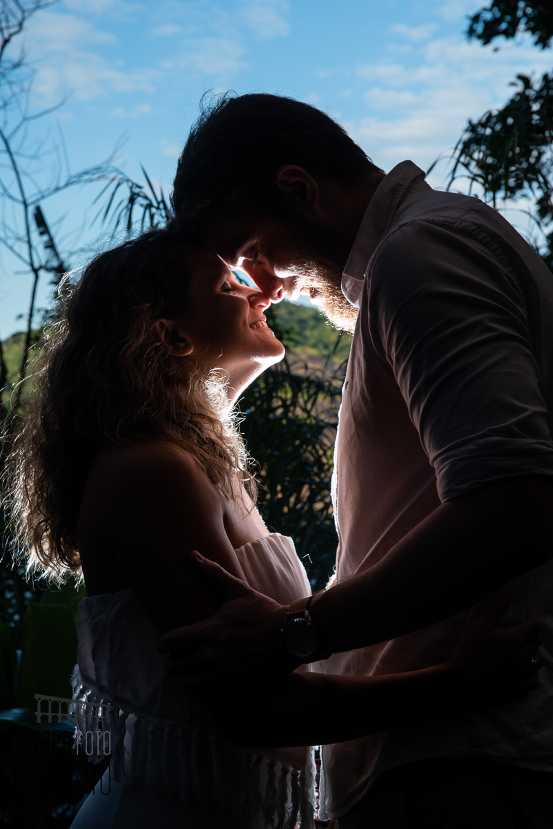 Foto em contraluz dos noivos no pré wedding na pista Claudio Coutinho
