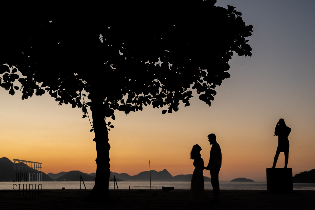 Silhueta dos noivos com sol nascendo no pré wedding na Praia Vermelha