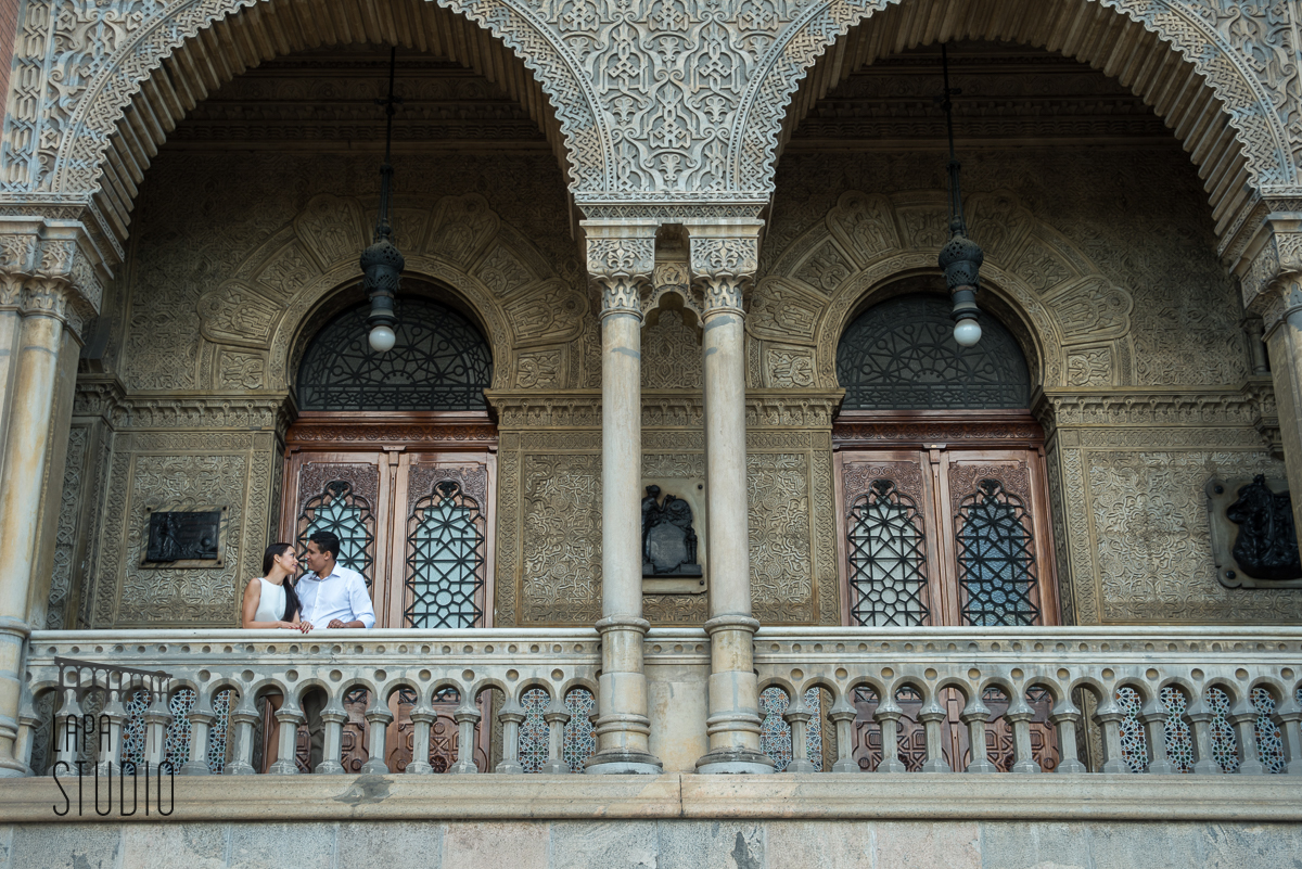 Noivos trocando carinhos na varanda da Fiocruz no dia do pré wedding