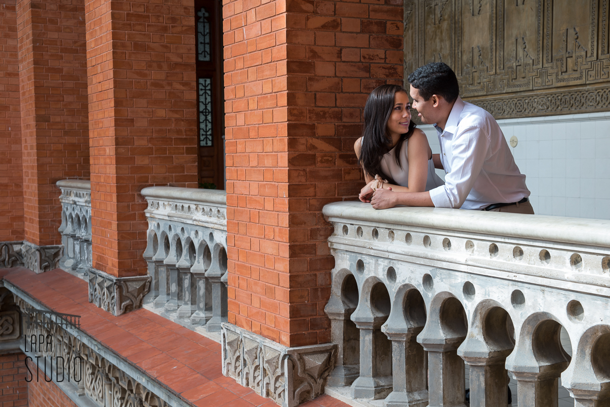 Noivos trocam olhares no ensaio pré casamento na varanda da Fiocruz