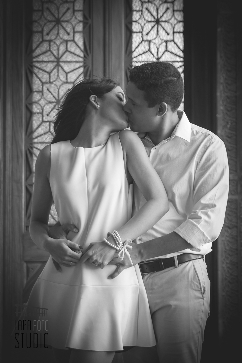 Foto em preto e branco do casal se beijando na varanda da Fiocruz