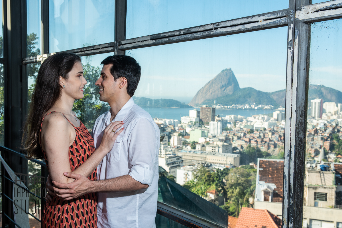 Noivos se olham na janela de vidro com vista do Pão de Açúcar do Parque das Ruínas