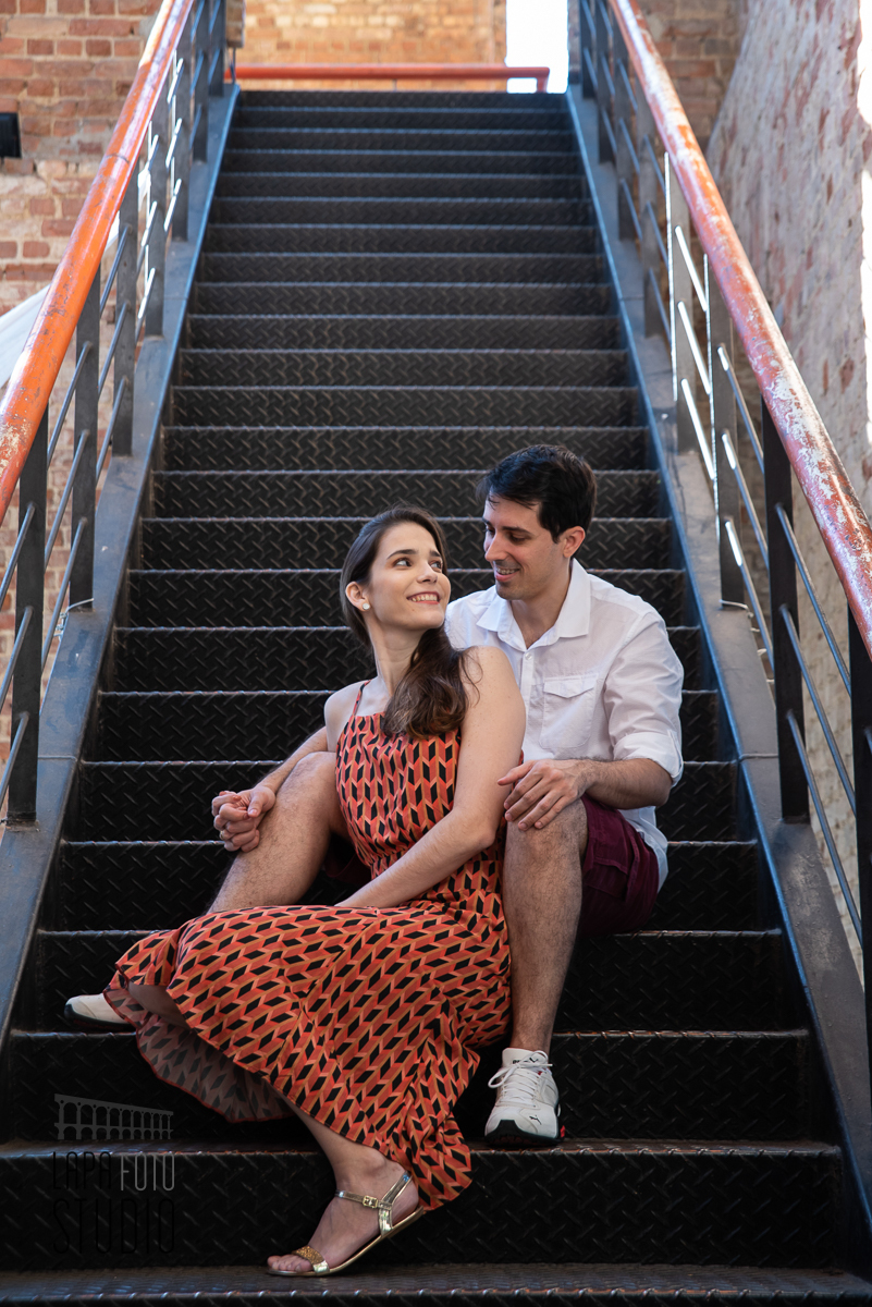 Noivos sentados na escadaria de ferro do Parque das Ruínas no dia do pré wedding