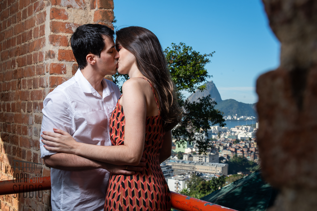 Noivos se beijam no pré wedding no Parque das Ruínas com Pão de Açúcar ao fundo