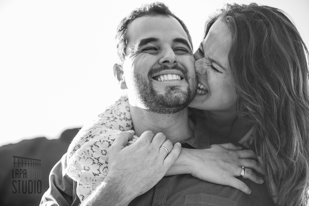 Fotos em preto e branco sorrindo bastante no dia do pré wedding na Prainha