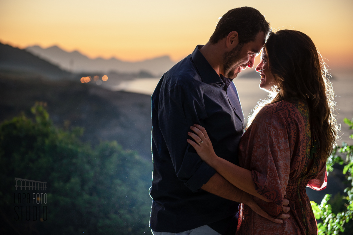 Silhueta dos noivo com sol nascendo no Mirante do Roncador no dia do pré wedding