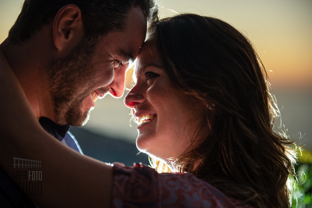 Noivos sorrindo no pré wedding no Mirante do Roncador